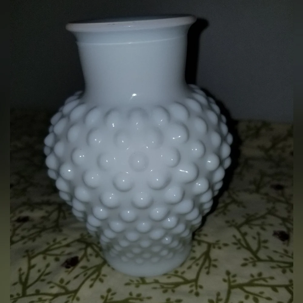 Elegant Vintage Fenton Milk Glass White Hobnail Vase Approx 5 Inch